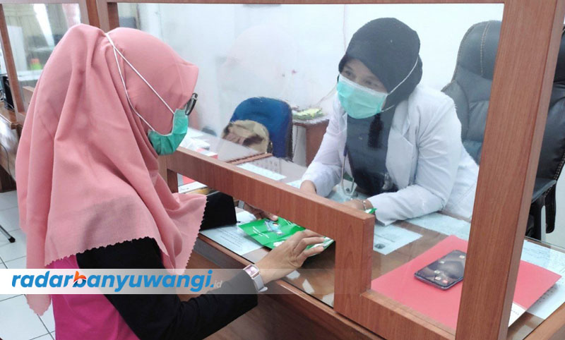 EDUKATIF: Dokter Poli Umum RSUD Blambangan memberikan beberapa saran untuk menjaga imun tubuh saat musim hujan.