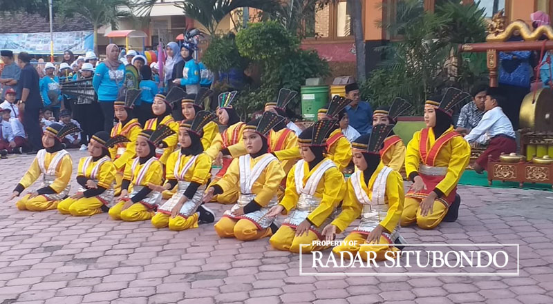 Siswa SD Nurul Anshar tampilkan kesenian untuk menyambut rekan-rekan barunya, Senin (17/7).