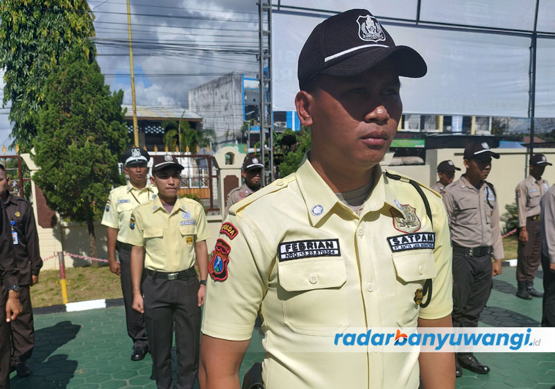 WARNA KREM: Sejumlah satpam mulai mengenakan seragam baru saat mengikuti pelatihan pembinaan di halaman Mapolresta Banyuwangi, Senin (17/7).