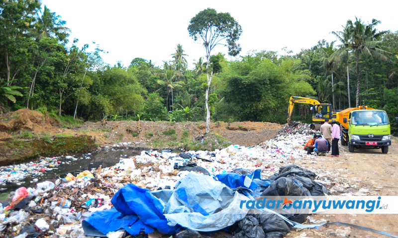 TPS SEMENTARA: Untuk mengatasi darurat sampah, DLH Banyuwangi menyiapkan lahan di Dusun Secawan, Desa Dadapan, Kecamatan Kabat, untuk pembuangan sampah sementara, Senin (17/7).