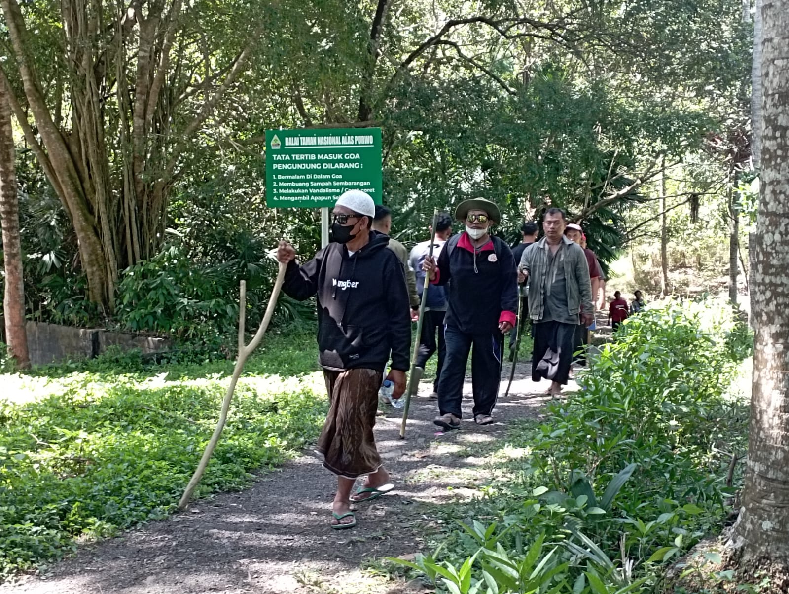 SATU SURO: Para pertapa yang akan tirakatan di Gua Istana dan Gua Mayangkara berkumpul di sekitar Pantai Pancur, kawasan TN AP, Desa Kalipait, Kecamatan Tegaldlimo, Selasa (18/7).