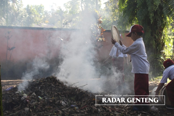 SEMANGAT: Siswa SDN 4 Sumberarum hari pertama melaksanakan kerja bakti dengan bersih-bersih lingkungan sekolah, Senin (17/7).