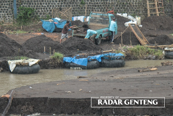 MELIMPAH: Pasir menumpuk di Bendung Setail, Desa Setail, Kecamatan Genteng setelah banjir, Senin (17/7).