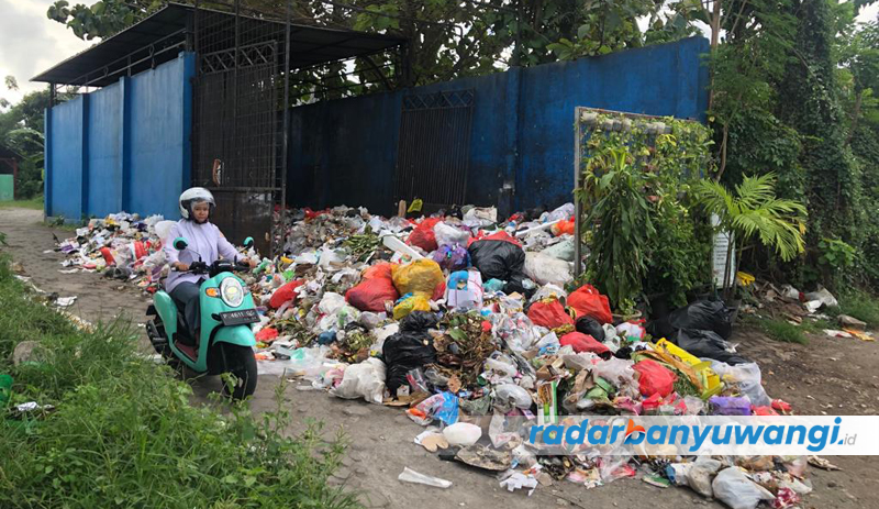 BERSERAKAN: Sampah masih menumpuk di depo sampah Kebalenan akibat empat hari tidak terangkut kendaraan DLH. Hal ini menyusul penutupan TPA di Karangbendo, Rogojampi, Banyuwangi.