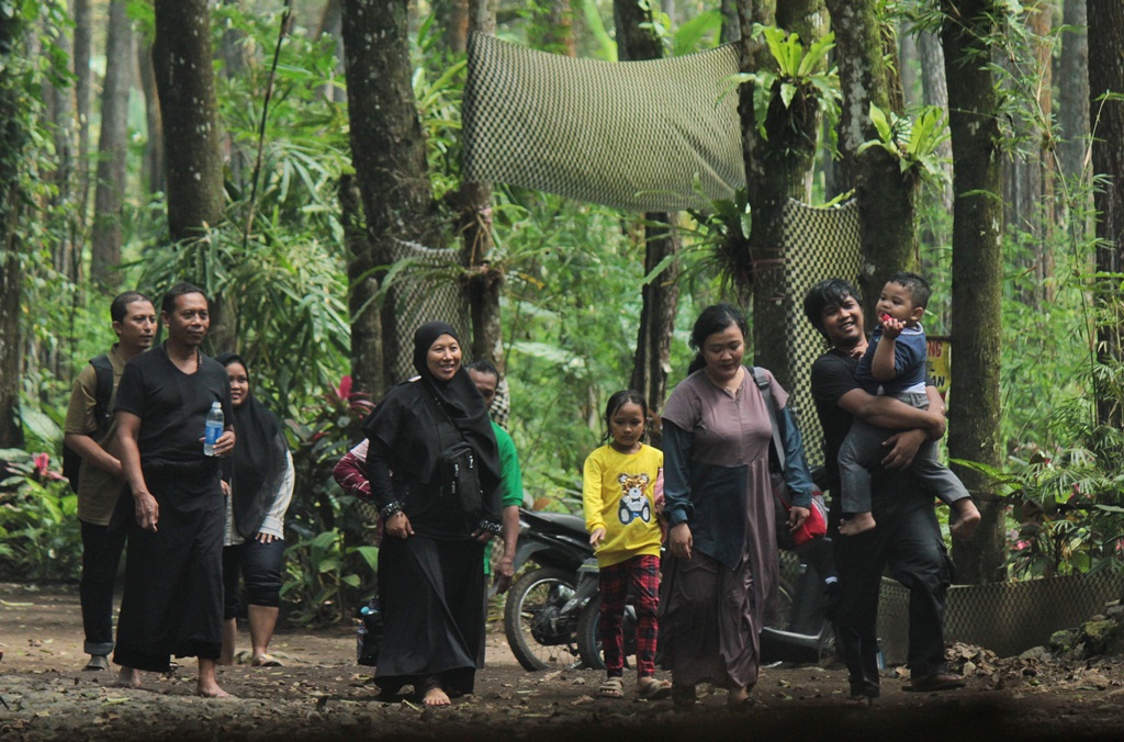 MENINGKAT: Pengunjung mulai mendatangi Situs Ananta Boga di Dusun Gunungsari, Desa Sumbergondo, Kecamatan Glenmore, Selasa (18/7).