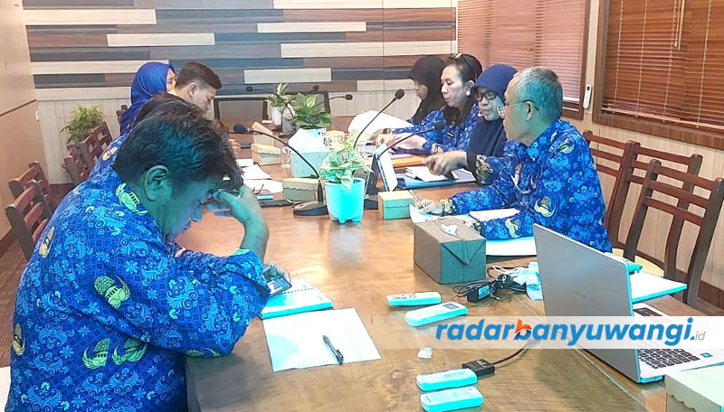 PENENTUAN: Panitia pelaksana Jagoan Tani menggelar sidang pleno penentuan 33 tim terbaik di lounge kantor Dispertan, Senin (17/7).
