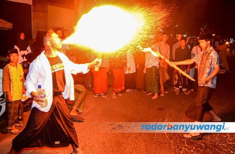 SEMBURKAN API: Anak-anak muda Penataban merayakan malam 1 Muharam dengan menyalakan obor sembari berjalan kaki keliling kampung, Selasa malam Selasa malam (18/7).