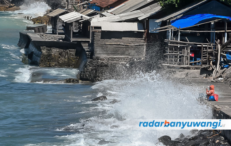 TERANCAM ABRASI: Ombak laut menghantam kawasan Pantai Watudodol, Banyuwangi, Selasa (18/7). BMKG memprediksi ketinggian ombak mencapai 2,5 sampai 3 meter.