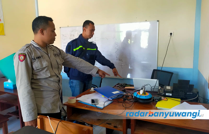 DATANGI TKP: Anggota Polsek Rogojampi melakukan olah tempat kejadian perkara di SLB PGRI Kabat yang berlokasi di Desa Badean, Rogojampi, Rabu (19/7).