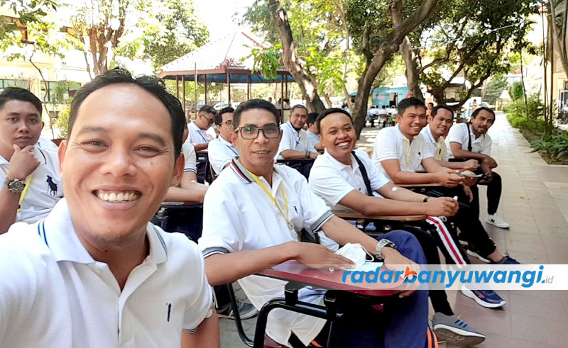 SELFIE DULU: Sebanyak 20 calon anggota Bawaslu menunggu giliran tes kesehatan di kampus Universitas Bhayangkara Surabaya, Senin lalu (17/7).
