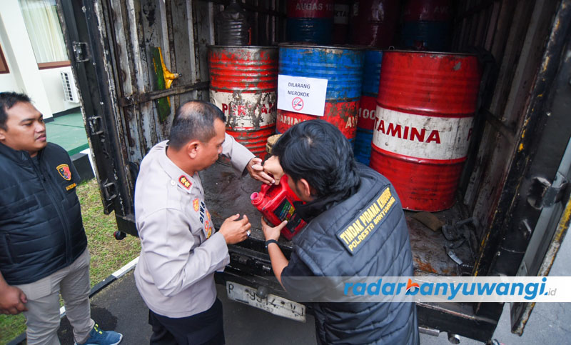 DIBELI DARI SPBU: Wakapolresta AKBP Dewa Putu Eka Darmawan bersama anggota Pidsus mengecek kualitas solar yang disita dari tersangka HH dan DAS, Selasa (18/7).