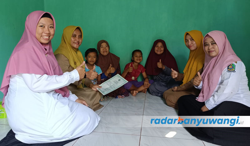 CEK LAPANGAN: Kalangan guru SDN 2 Pakis melakukan kunjungan ke kediaman siswa baru. Hal itu dilakukan agar penyaluran bantuan terhadap siswa tidak mampu benar-benar tepat sasaran.