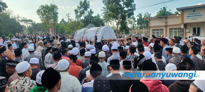 BERDUKA: Ribuan warga mengantar kepergian KH. Ahmad Khothib Habibulloh ke pemakaman keluarga di area Ponpes Ummul Quro Krikilan, Desa Tegalharjo, Glenmore, Rabu (19/7).