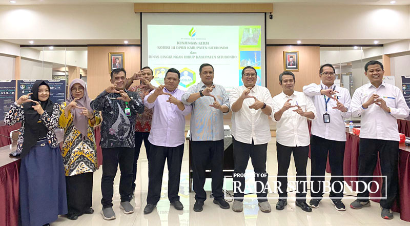 KUNJUNGAN KERJA: Ketua Komisi III DPRD, Arifin (tengah) bersama Dinas Lingkungan Hidup dan jajaran Manejemen PT Sinergi Gula Nusantara (SGN) berada di Surabaya, Senin (17/7) lalu.