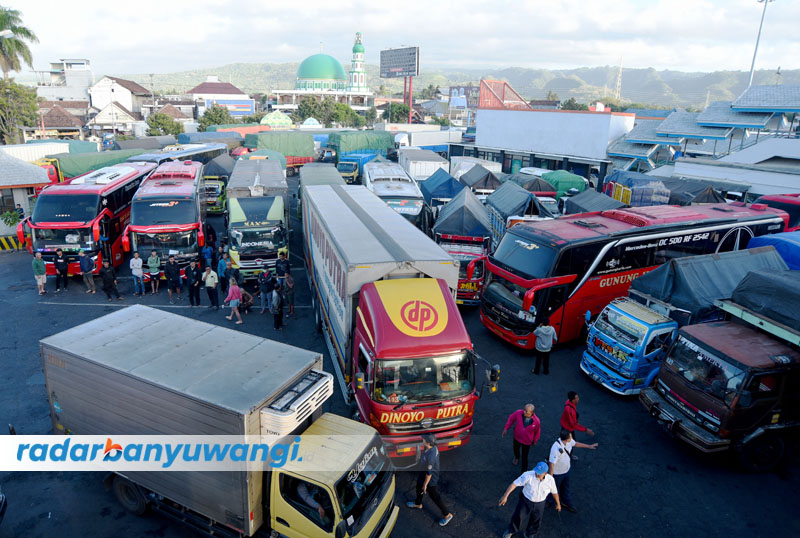 TERDAMPAK CUACA BURUK: Truk-truk besar bergerak menuju kapal setelah sempat tertahan beberapa jam akibat cuaca buruk yang melanda Selat Bali kemarin (19/7).