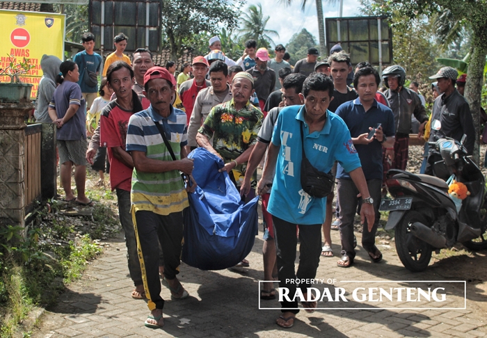 EVAKUASI: Jenazah Slamet yang luka berat saat akan dibawa ke RSUD Genteng untuk menjalani pemeriksaan dan identifikasi, Rabu (19/7).