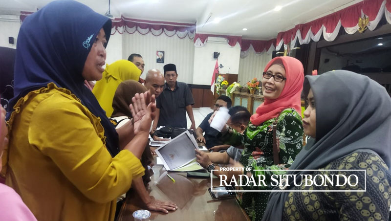 HEARING: Sejumlah warga Kampung Mimbo, Desa Sumberanyar, Kecamatan Banyuputih menggelar audiensi bersama DPRD, di ruang rapat paripurna DPRD Situbondo, beberapa waktu lalu.