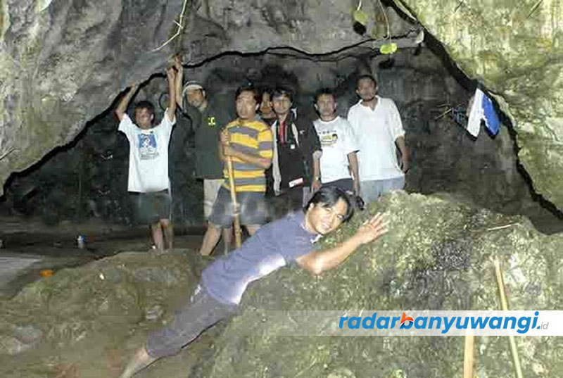 Sejumlah wisatawan berada di dalam goa istana, Taman Nasional Alas Purwo. Tempat ini menjadi jujugan wisatawan yang hendak melakukan tirakat atau bertapa.