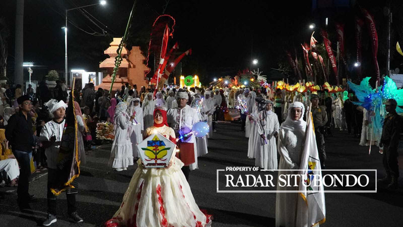 Pemkab Situbondo menggelar pawai 1 Muharram menyambut Tahun Baru Islam, Selasa (18/7) malam.