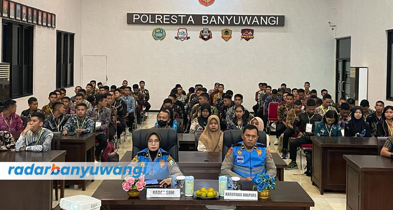 VIRTUAL: Calon anggota Polri mengikuti sidang terbuka penetapan kelulusan secara virtual di Rupatama Wira Pratama Polresta Banyuwangi, Kamis (20/7).
