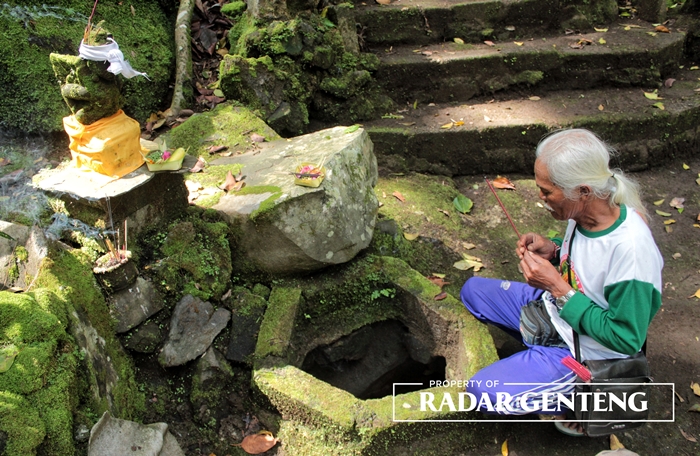 RITUAL: Mangku Situs Ananta Boga, Dusun Gunungsari, Desa Sumbergondo, Kecamatan Glenmore, Gimin melakukan ritual di mata air Bedawang Nale, Kamis (20/7).