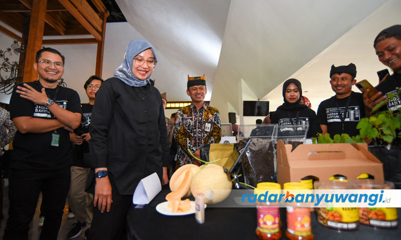 BERI KONTRIBUSI NYATA:  Bupati Ipuk mengapresiasi kualitas produk karya peserta Jagoan Tani yang dipajang dalam sesi presentasi.
