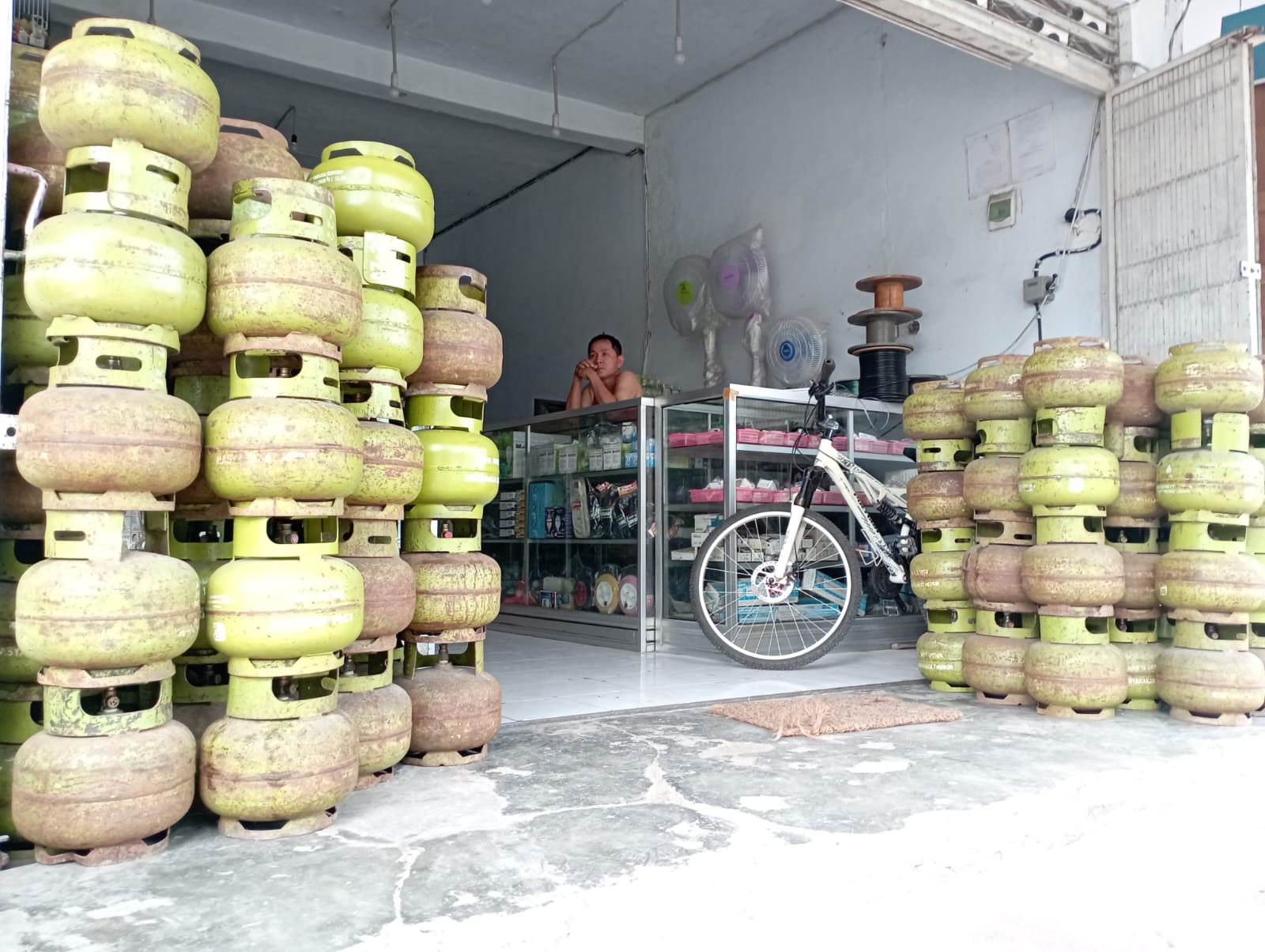 HABIS: Tumpukan gas melon kosong di salah satu agen elpiji di Dusun Purwosari, Desa Benculuk, Kecamatan Cluring, Jumat (21/7).