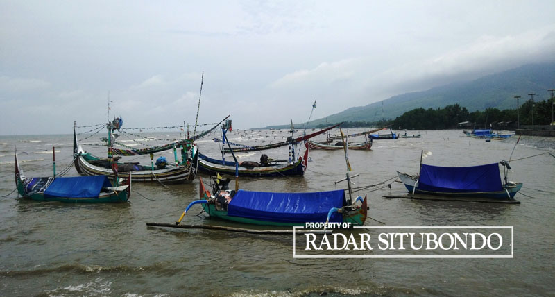 Sejumlah perahu milik nelayan Kampung Mimbo, Banyuputih, Situbondo, terpaksa diparkir karena cuaca buruk.