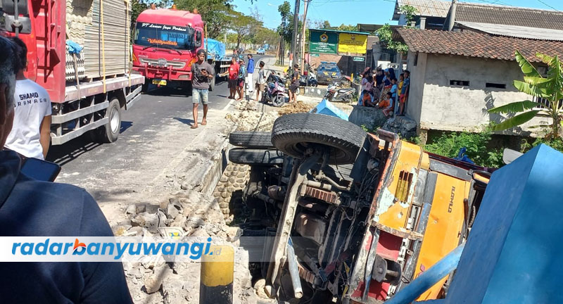 SOPIR SELAMAT: Truk muatan bahan baku tripleks mengalami kecelakaan di jalan raya Desa Bengkak, Kecamatan Wongsorejo, Kamis (20/7).