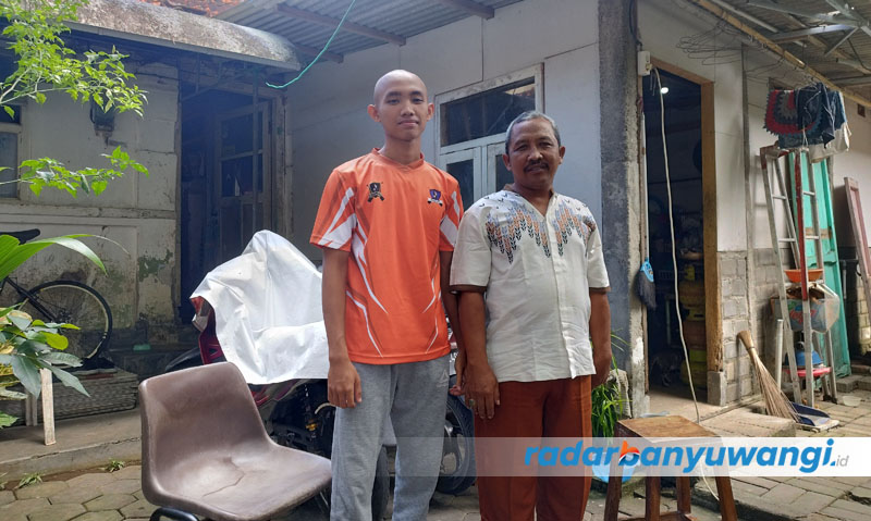 HARU DAN BANGGA: Ahmad Wildan Zidane Nafi didampingi orang tuanya, Mudoffar, di rumahnya Kelurahan Panderejo, Kecamatan Banyuwangi, Jumat (21/7).