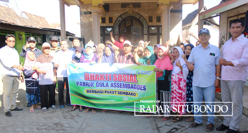 BERMANFAAT: Jajaran pegawai PG Asembagus foto bersama setelah menyalurkan paket sembako kepada warga di Dusun Krajan, Desa Gudang, Kecamatan Asembagus, Jumat (21/7).