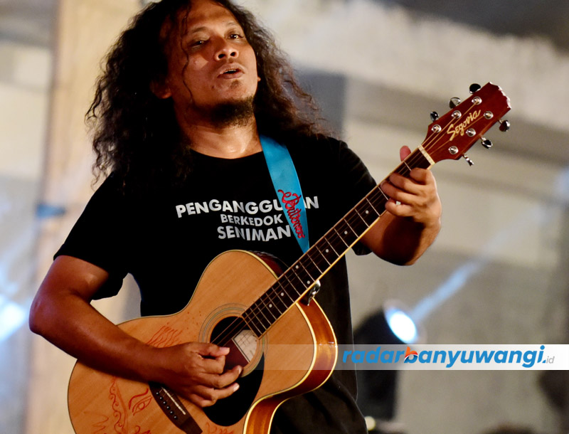 LUBANG DI TENGAH: Musisi memainkan gitar akustik dalam sebuah pertunjukan musik.