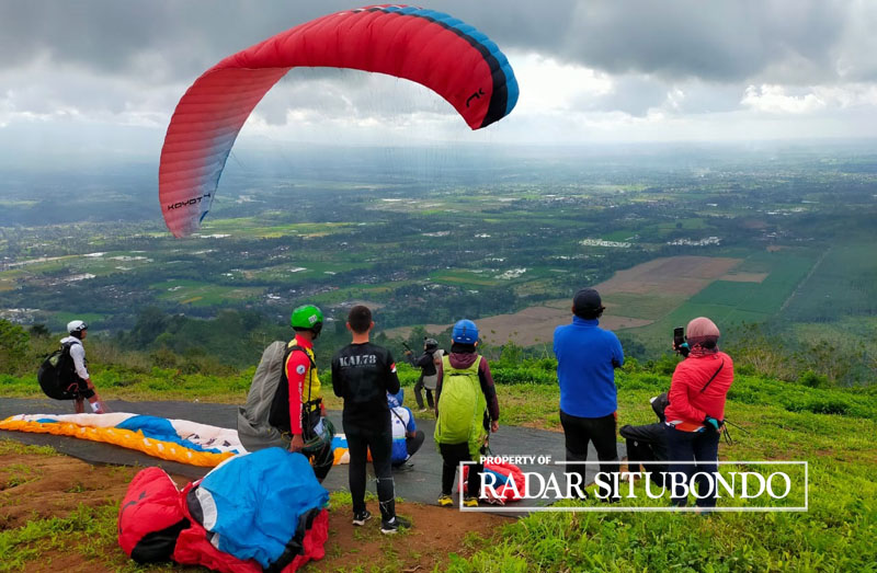 BERKUMPUL: Sejumlah atlet mengikuti petunjuk panitia sebelum lomba paralayang dilaksanakan, di wilayah Gunung Menyang, Kecamatan Kalibaru, Banyuwangi, Jumat (21/7).