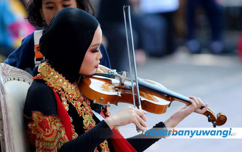 SUARA GESEKAN: Pemain biola untuk grup musik gandrung sebagai tarian khas Banyuwangi.