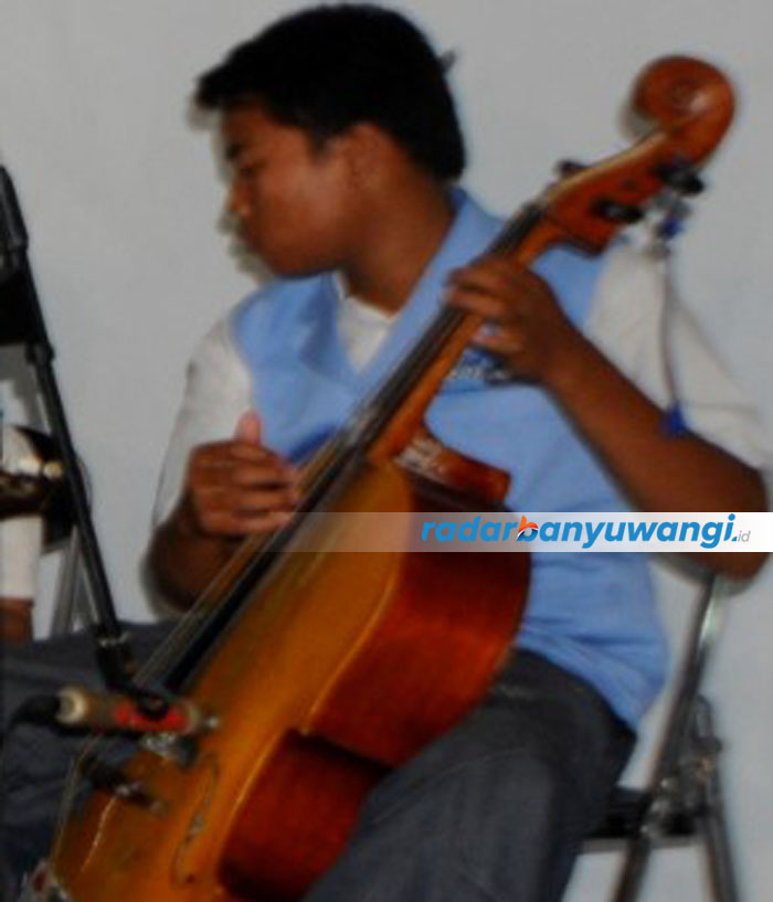 Musisi memainkan cello bersama grup musik keroncong.