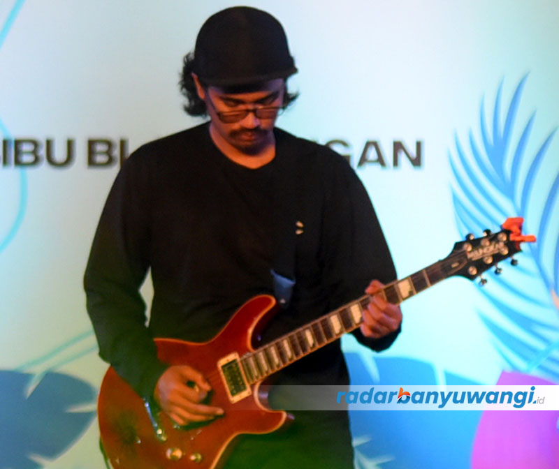 PAKAI EFEK: Musisi memainkan gitar listrik pada sebuah pergelaran musik di Banyuwangi.