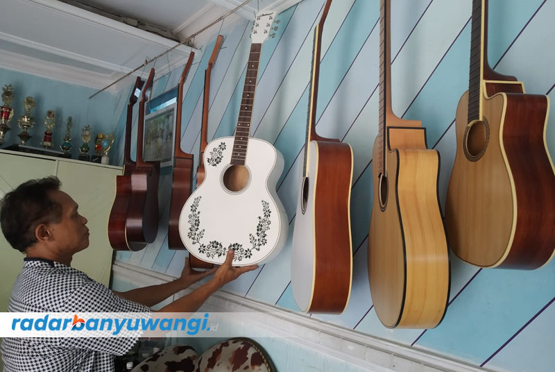 ORIGINAL: Gitar buatan lokal dipajang di kawasan Tukangkayu, Kecamatan Banyuwangi.