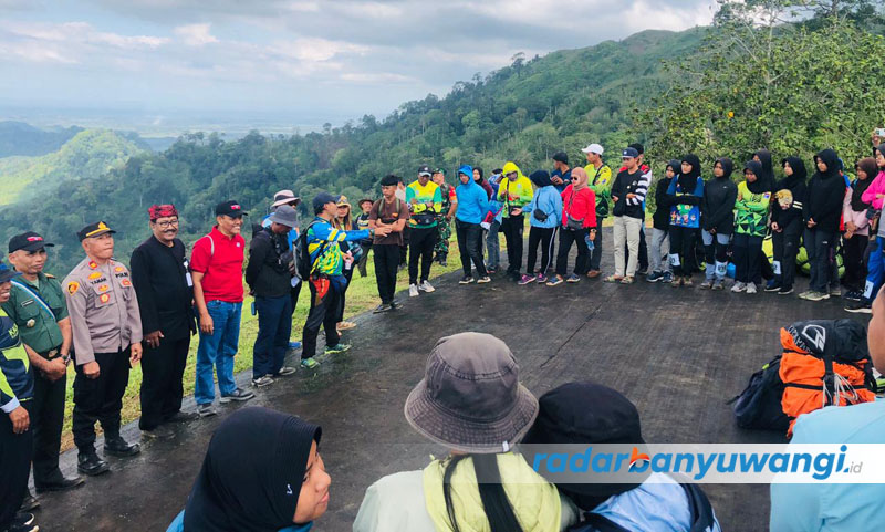 SPORTTOURISM: Para peserta bersiap menjajal sirkuit paralayang di kawasan Gunung Menyan, Kecamatan Kalibaru, Banyuwangi.