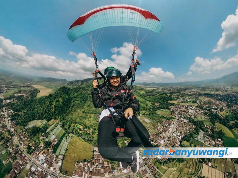 Bupati Ipuk Fiestiandani terbang naik paralayang ketika menghadiri kejuaraan Paralayang Nasional Liga Jatim Seri 2 di Gunung Menyan, Desa Kalibaru Wetan, Kecamatan Kalibaru, Minggu (23/7).