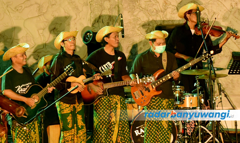 PAKAI SENAR: Sederet musisi memainkan gitar, ukulele, bass, serta biola di Gesibu Blambangan Banyuwangi beberapa waktu lalu.