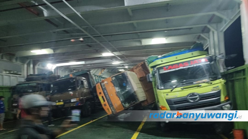 SALING TINDIH: Truk yang diangkut KMP Gerbang Samudra 5 terguling akibat ombak besar di Selat Bali Sabtu malam (22/7).