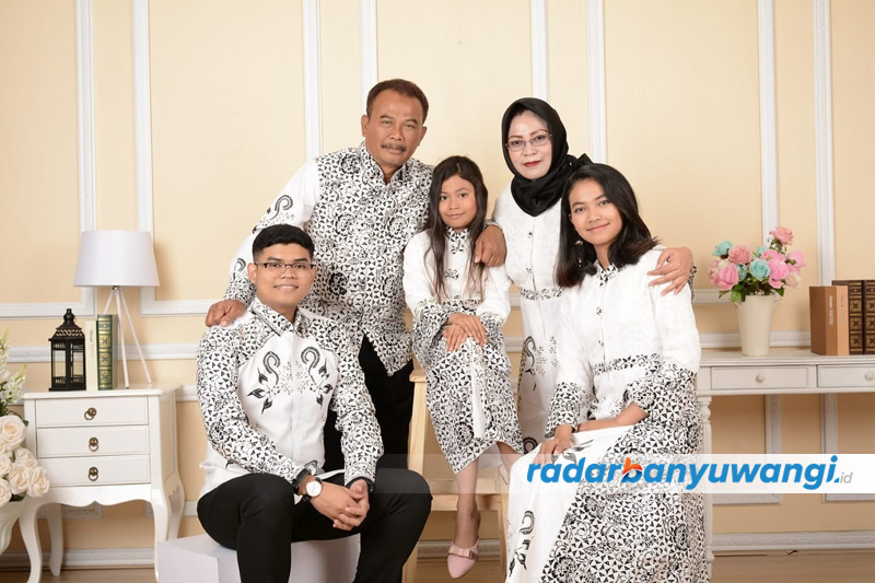 BERI LAYANAN YANG SAMA: dr Sulistiyowati memeriksa pasien yang datang di RSUD Genteng. dr Sulistiyowati bersama suami dan tiga anaknya.