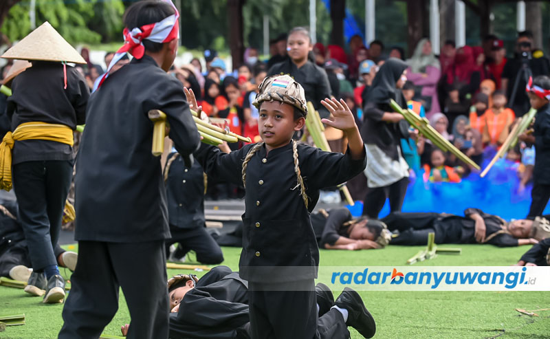 BEDIL-BEDILAN: Permainan perang beregu dengan senjata dari pelepah daun pisang dimainkan di Taman Blambangan Banyuwangi, Sabtu (22/7).