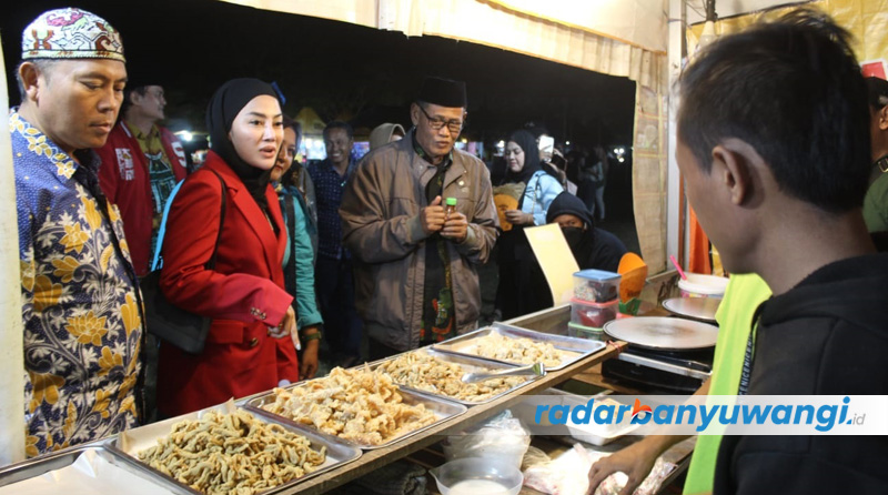 DUKUNG UMKM: Desi Prakasiwi (baju merah) mengunjungi produk yang dijual pelaku UMKM dalam bazar pada Sabtu malam (22/7).