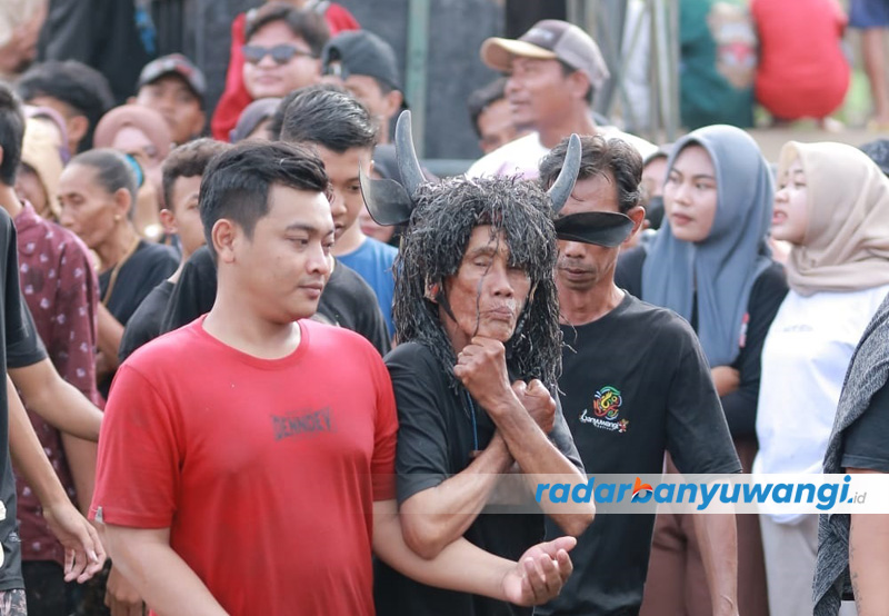 TRADISI UNIK: Dalam ritual Keboan, warga Desa Aliyan mengenakan tanduk yang gerak-geriknya menyerupai kerbau, Minggu (23/7).
