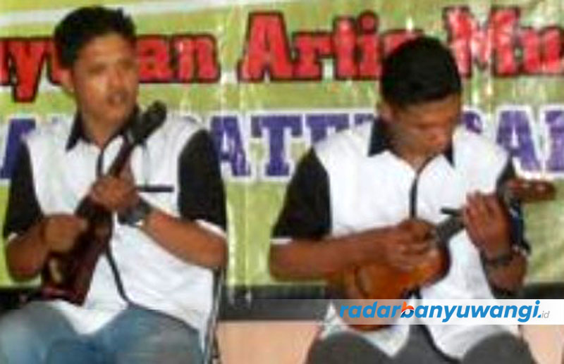 MUNGIL: Ukuran ukulele jauh lebih kecil daripada ukuran gitar pada umumnya.