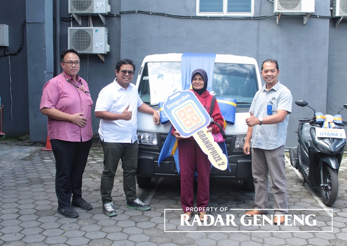 BERUNTUNG: Pinca BRI KC Genteng Adityo Budiatno (dua dari kiri) menyerahkan hadiah Grand Prize II berupa mobil pikap FD 1,5  kepada nasabah Sri Rizki.
