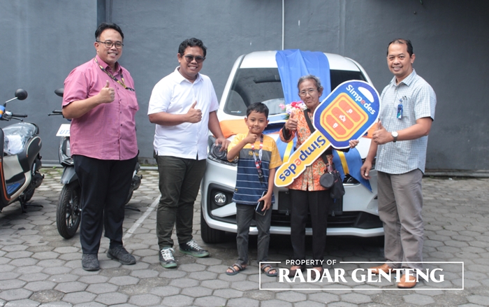 HADIAH UTAMA: Pinca BRI KC Genteng Adityo Budiatno (dua dari kiri) menyerahkan hadiah Grand Prize I berupa mobil All New Suzuki Ertiga GL 2021 kepada nasabah Barbara Yosephine (dua dari kanan).