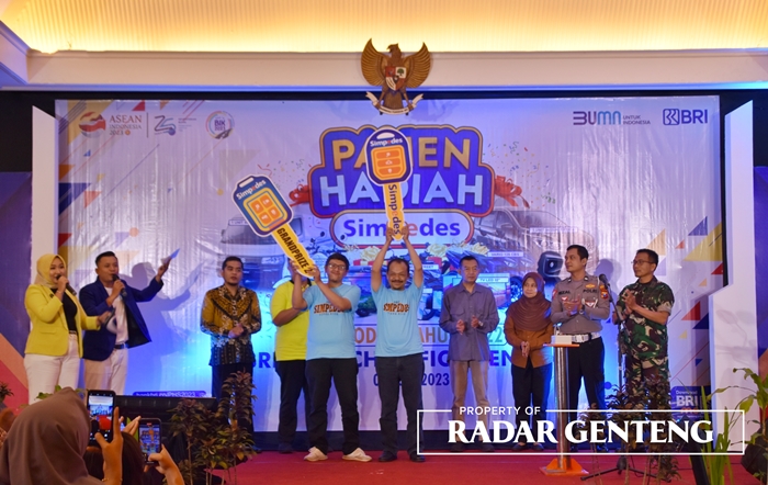 MEGAH: Pimpinan BRI Unit Kalibaru dan Sempu mengangkat duplikat kunci mobil pemenang Grand Prize saat pengundian Panen Hadiah Simpedes Periode II tahun 2022 di aula Hotel New Surya, Desa Wringinagung,