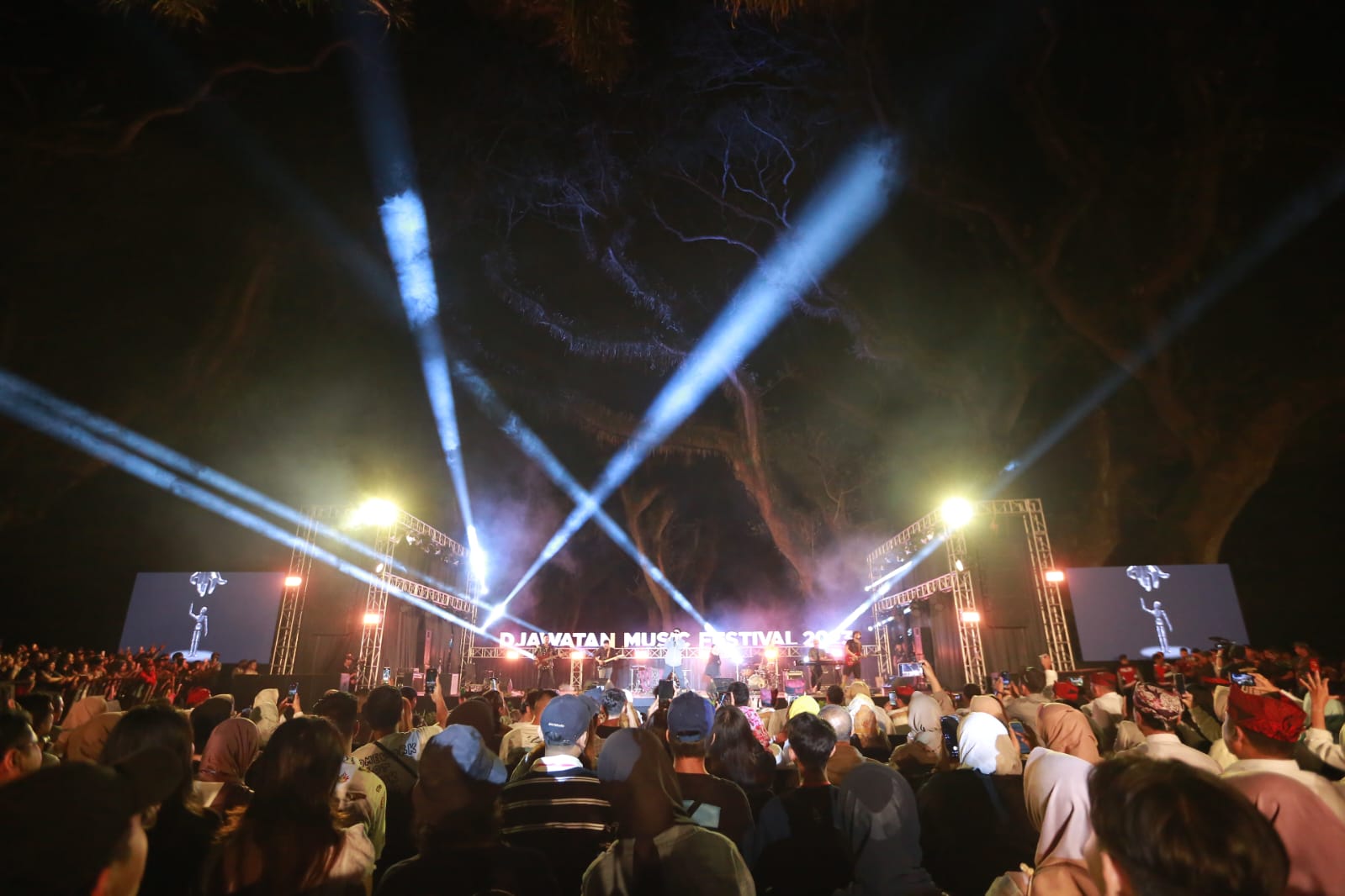 MERIAH: Djawatan Music Festival 2023 menampilkan grup band. Kegiatan yang digelar selama dua hari 21-22 Juli 2023 di gelar di Hutan De Djawatan.